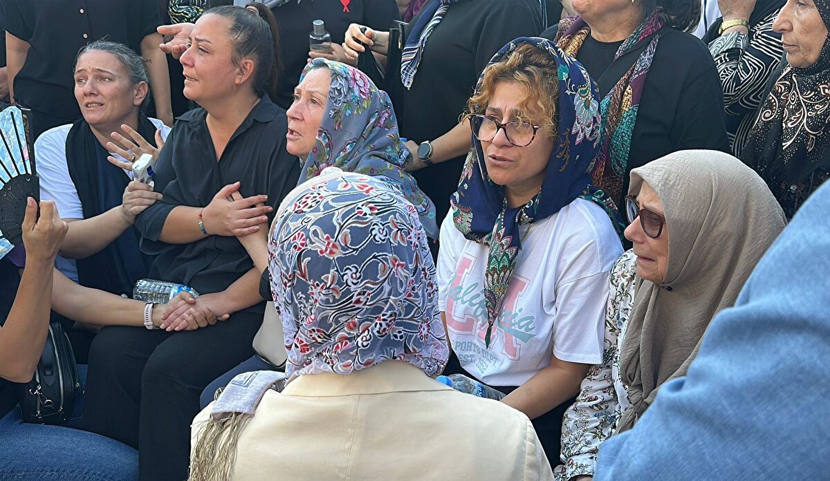 Cenaze namazına Edirne Belediye Başkanı Filiz Gencan Akın, CHP Edirne Milletvekili Baran Yazgan, AK Parti İl Başkanı Belgin İba, Didem Örs Alacı'nın annesi Meliha, babası Ahmet Örs ile aile yakınları ve vatandaşlar katıldı.