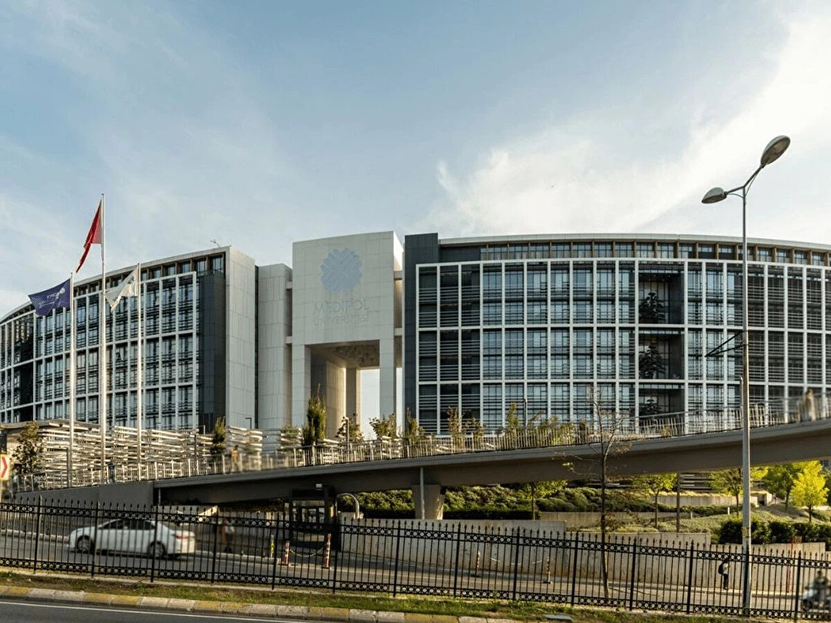 İstanbul Medipol Üniversitesi<br>Yüzde 50 burslu 485 bin TL / tercih indirimli 363 bin 750 TL