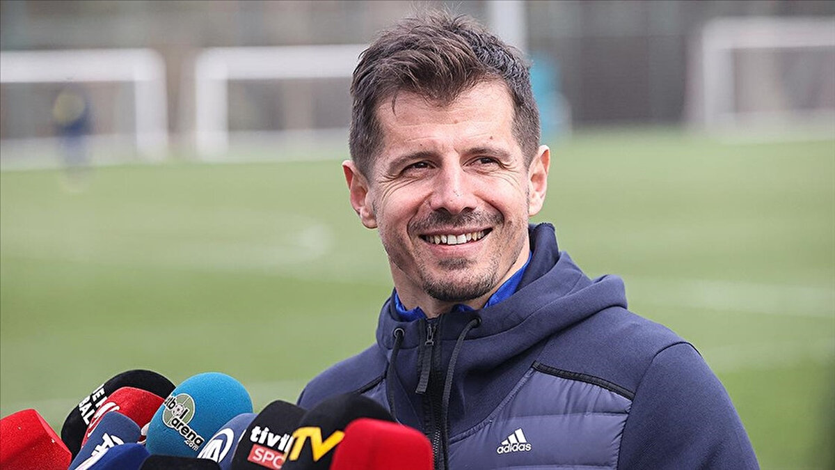 "Galatasaray'dan, Fenerbahçe'ye transfer olmak, bir oyuncunun yaşayacağı en büyük meydan okumalardan biridir. Öncelikle sevilmeye alışık olmanız gerekir. Ben Galatasaray'dayken çok sevilen bir isimdim. Sevilmemeyi ilk olarak Fenerbahçe'ye geldiğimde tecrübe ettim."<br>