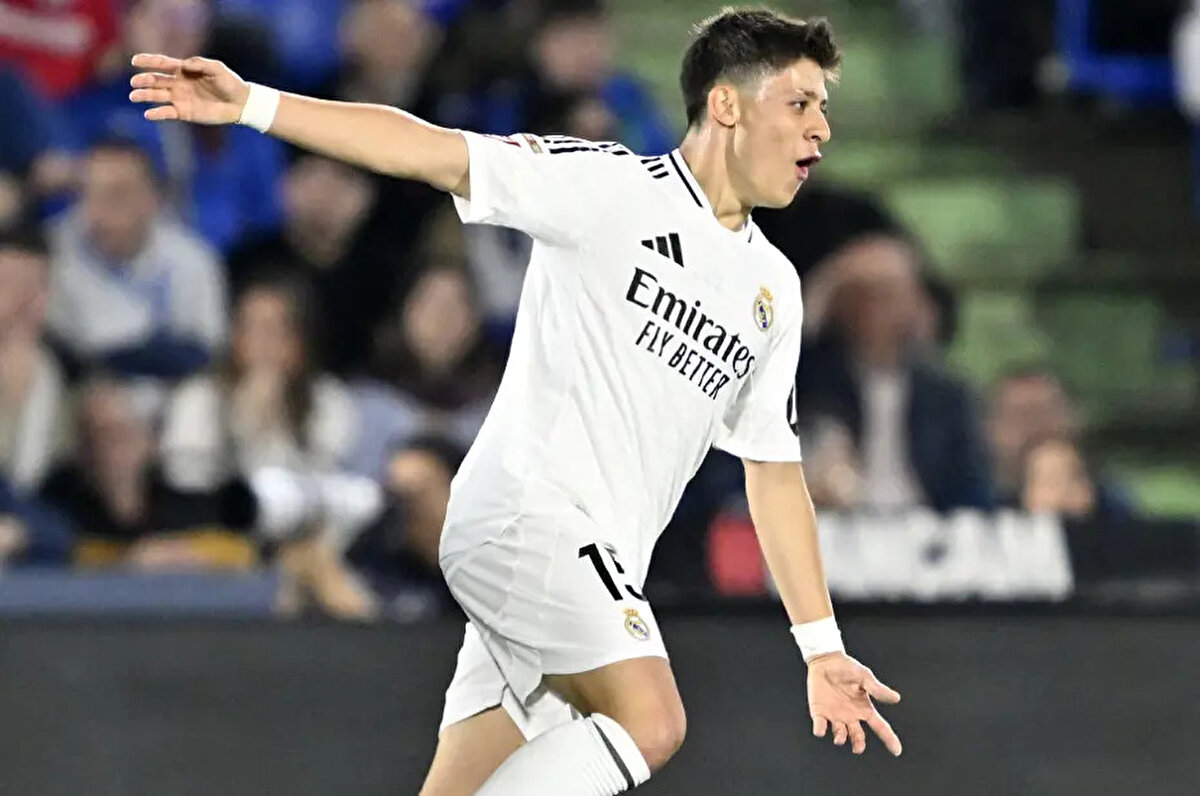 Real Madrid'in Modric ve Toni Kroos sonrası bu bölgede daha deneyimli bir isme sahip olması gerektiği belirtilirken kulübün transfer yapması istendi.<br>