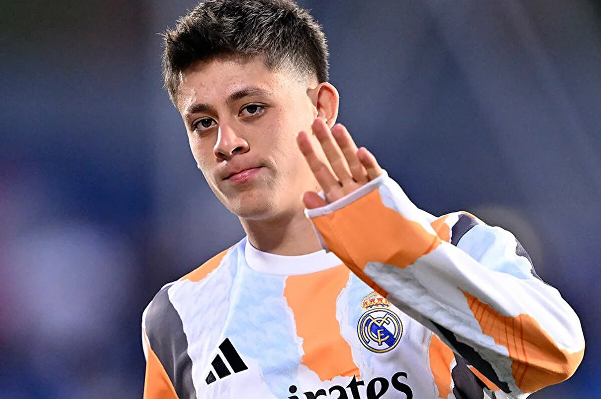 Kroos ya da Modric tarzında bir ismi özlediklerini belirten Benito, "Güçlü bir şefimiz yok ve insanlar bunun bizim için bir dezavantaj olabileceğini düşünüyorlar." dedi.<br>