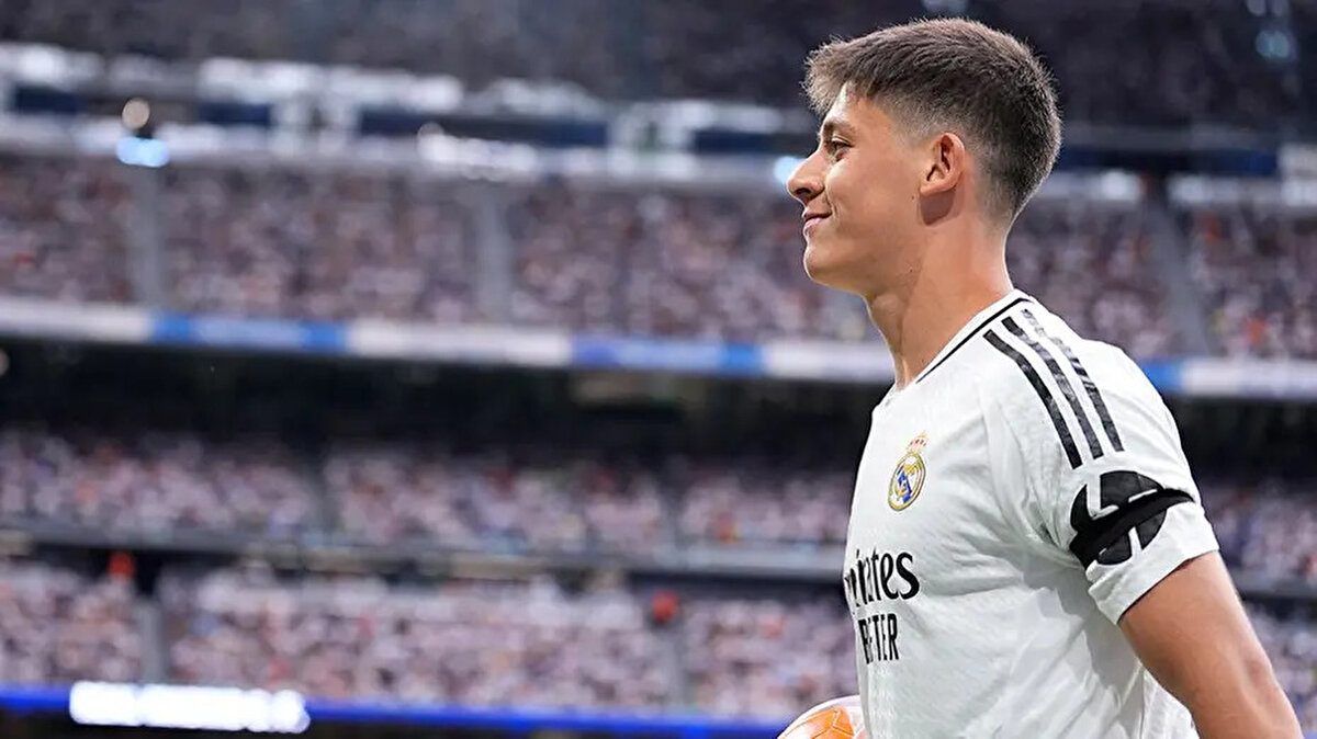 El Espanol'da yer alan habere göre İspanya'da bazı gazeteci ve taraftarlar, Xabi Alonso'nun bu tercihini doğru bulmuyor.<br>