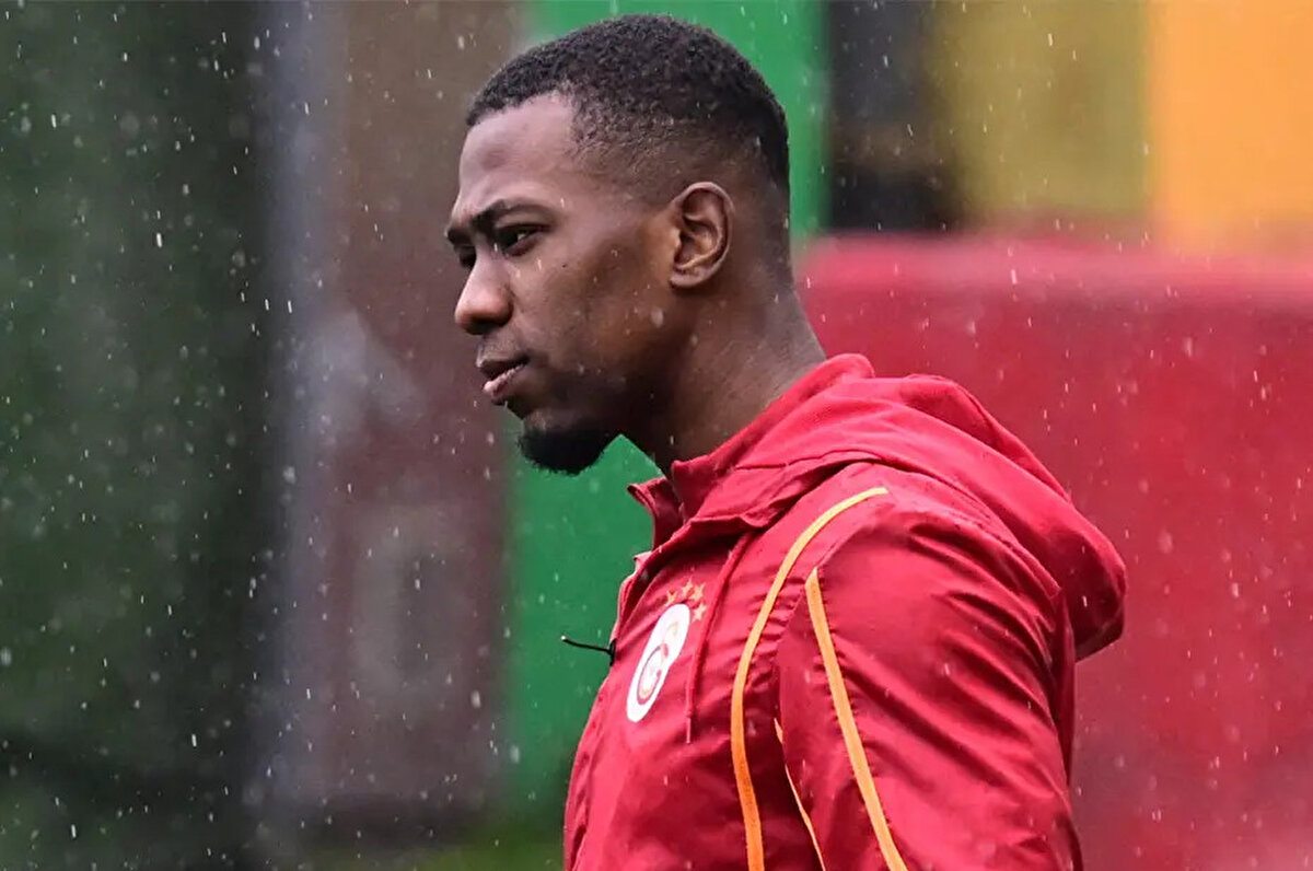 Galatasaray'a geçen sezonun ara transfer döneminde 8 milyon euroya transfer olan Kolombiyalı stoper, sadece 5 maçta sarı-kırmızılı formayı giydi.<br>