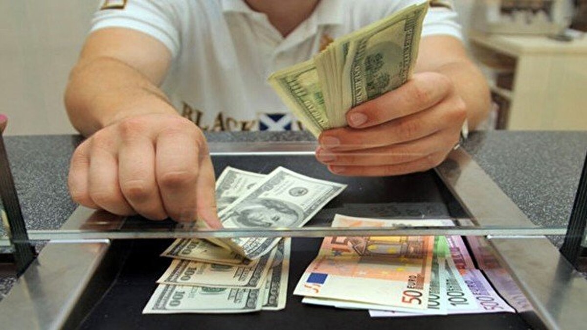 Döviz kurlarında son durum<br>Piyasaların kapalı olduğu hafta sonu sonrası döviz kurlarında ilk işlem günü olan Salı gününde hareketlilik yaşanıyor. Ekonomistler, döviz fiyatlarındaki yükselişin dış piyasalardaki gelişmelere bağlı olarak şekillendiğini vurguluyor. Öte yandan Merkez Bankası’nın olası müdahaleleri ve faiz politikaları da yakından izleniyor.