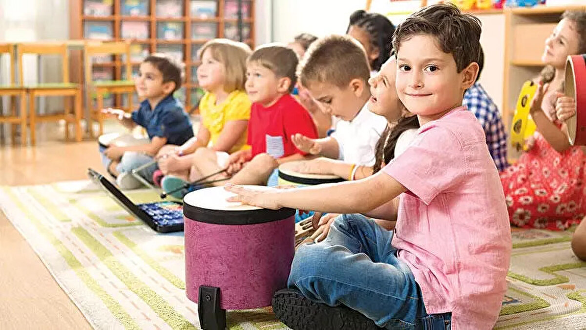 2026 OKULLAR NE ZAMAN AÇILACAK?<br>Millî Eğitim Bakanlığı (MEB), 2025-2026 eğitim öğretim yılına ilişkin çalışma takvimini resmi olarak duyurdu. Buna göre öğretmenlerin mesleki gelişim programı 31 Ağustos 2026 Pazartesi günü başlarken, okul öncesi ve ilkokul 1. sınıf öğrencileri için uyum haftası 31 Ağustos - 4 Eylül 2026 tarihleri arasında uygulanacak.<br>Yeni eğitim öğretim yılında tüm kademeler için ilk ders zili 7 Eylül 2026 Pazartesi günü çalacak. Böylece milyonlarca öğrenci yaz tatilinin ardından yeniden sınıflarına dönecek.