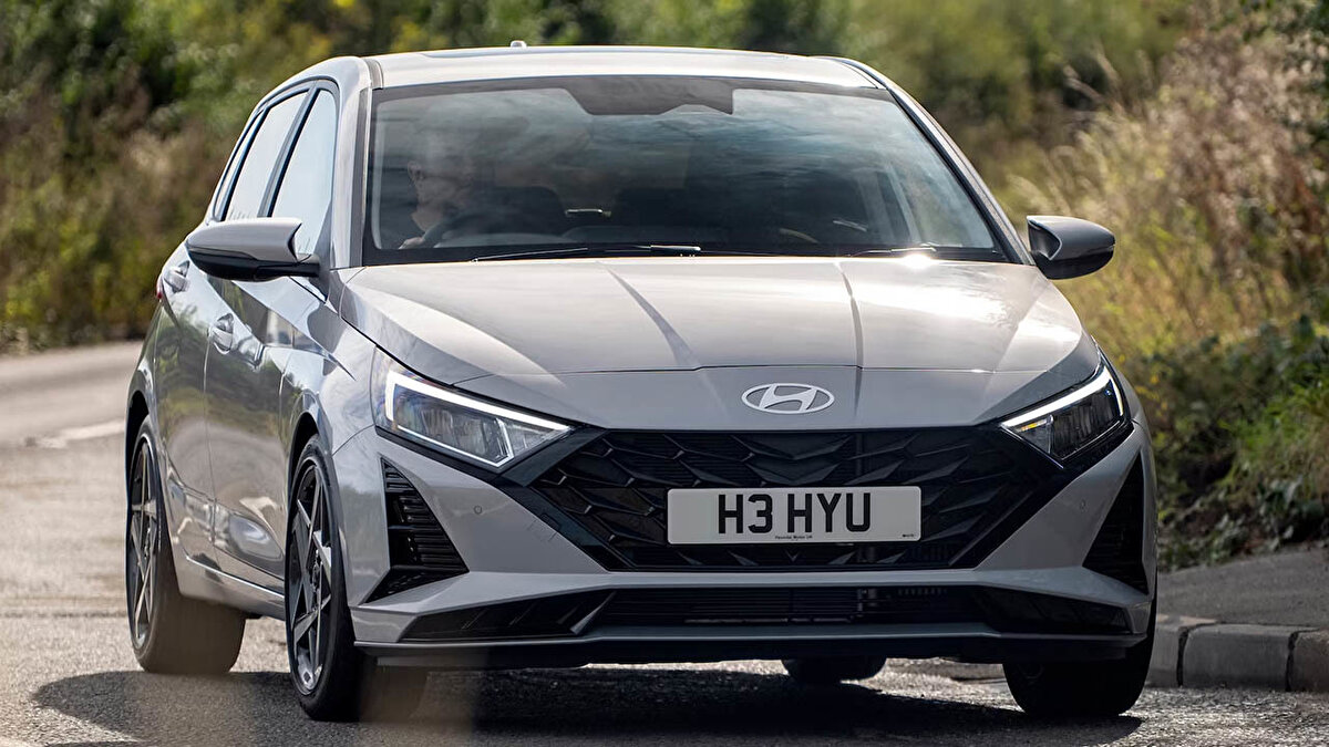 Hyundai i20’nin öne çıkan avantajları neler?<br>* Gelişmiş güvenlik sistemlerinin tüm paketlerde standart olması<br>* Modern dijital gösterge ve multimedya sistemleri<br>* Şehir içi kullanımda ekonomik yakıt tüketimi<br>* Yerli üretim avantajıyla daha erişilebilir fiyatlar<br>* Estetik ve sportif tasarım detayları