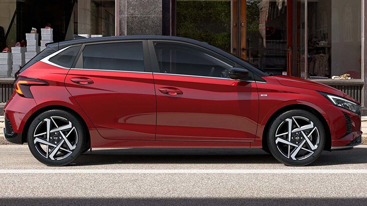 Motor seçenekleri: Hangi motor tercih edilmeli?<br>2025 Hyundai i20’de iki motor seçeneği mevcut. 1.2 litrelik MPi motor, 79 PS güç ve 5 ileri manuel şanzımanla sunulurken; performans arayanlar için 1.0 litrelik turbo T-GDi motor, 100 PS güç ve 7 ileri çift kavramalı DCT şanzıman ile geliyor. Turbo motor, 0’dan 100 km/s hıza 11.4 saniyede ulaşabiliyor ve 185 km/s maksimum hız sunuyor. Yakıt tüketimi ise motor tipine göre 5.8 ile 6.1 lt/100 km arasında değişiyor.