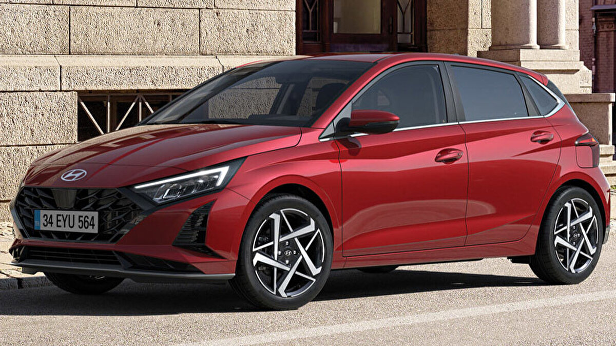 Dezavantajları neler?<br>Her ne kadar birçok konuda sınıfının üzerinde özellikler sunsa da, giriş seviyesi Jump paketinde bazı eksikler göze çarpıyor. Örneğin manuel klima, küçük gösterge ekranı ve ambiyans aydınlatma eksikliği bazı kullanıcılar için dezavantaj olabilir. Ayrıca 1.2 MPi motorun performansı, yüksek beklentileri olan sürücüler için yetersiz kalabilir.<br><br>Sonuç: 2025 Hyundai i20 alınır mı?<br>Eğer teknolojik donanımı gelişmiş, güvenli, yakıt açısından ekonomik ve şehir içinde kullanımı kolay bir araç arıyorsanız, 2025 Hyundai i20 kesinlikle değerlendirilmeye değer bir model. Performans önceliğiniz varsa turbo motorlu Elite paketi tercih edilebilir. Ancak genel olarak bakıldığında i20, sunduğu özellikler ve yerli üretim avantajıyla fiyat/performans açısından oldukça makul bir seçenek olarak öne çıkıyor.