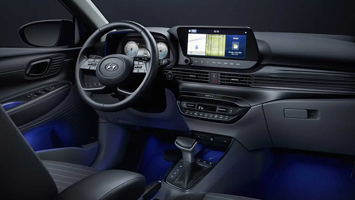 Yenilenen dış tasarımıyla daha sportif bir görünüm<br>2025 Hyundai i20, geçen yıl geçirdiği makyaj operasyonunun ardından çok daha modern ve dinamik bir görünüm kazandı. Özellikle keskin hatlara sahip LED farlar, sportif tampon tasarımı ve dikkat çeken renk seçenekleriyle i20, artık daha genç ve agresif bir kimliğe sahip. 15, 16 ve 17 inç jant seçenekleriyle sunulan modelde Mangrov Yeşil, Lime Sarı ve Meta Mavi gibi farklı gövde renkleri de öne çıkıyor.