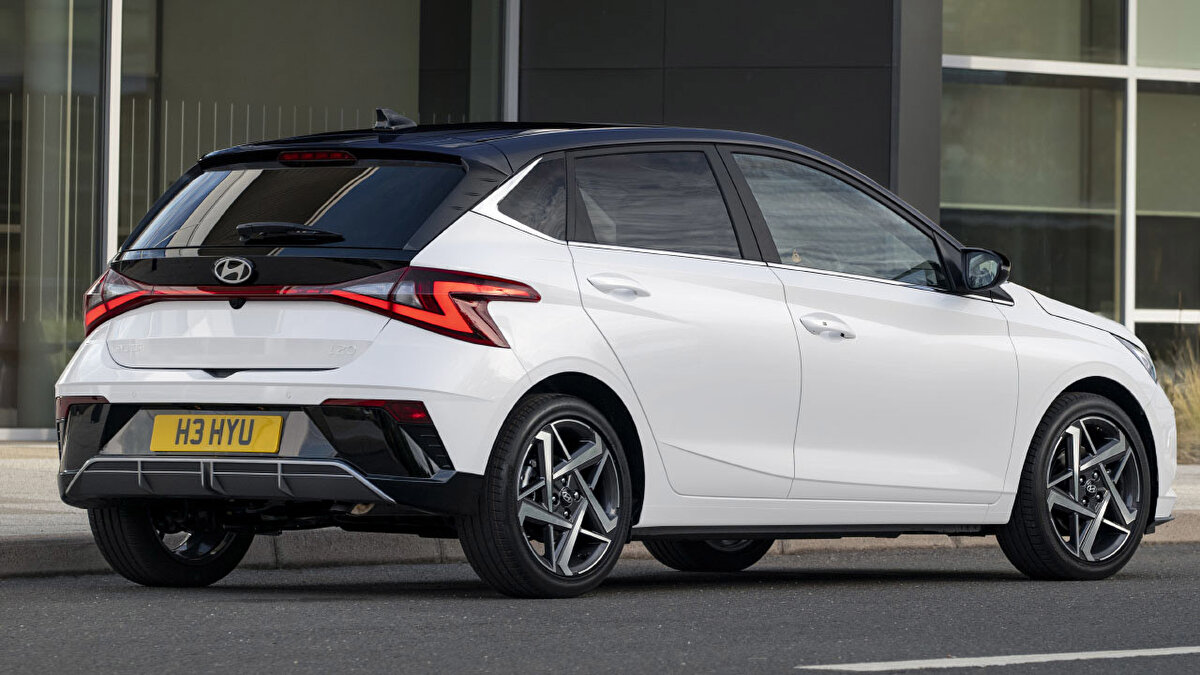 İç mekânda teknoloji ve konfor bir arada<br>Aracın iç tasarımında ise sınıfının üzerinde bir kalite algısı yaratılıyor. 10.25 inç dijital gösterge paneli ve aynı boyuttaki multimedya ekranı, kablosuz Apple CarPlay ve Android Auto desteğiyle birleşiyor. Kablosuz şarj, deri direksiyon ve ambiyans aydınlatma gibi özellikler özellikle üst donanım seviyelerinde dikkat çekiyor. İki tonlu döşeme seçenekleri ise aracın şıklığını tamamlıyor.