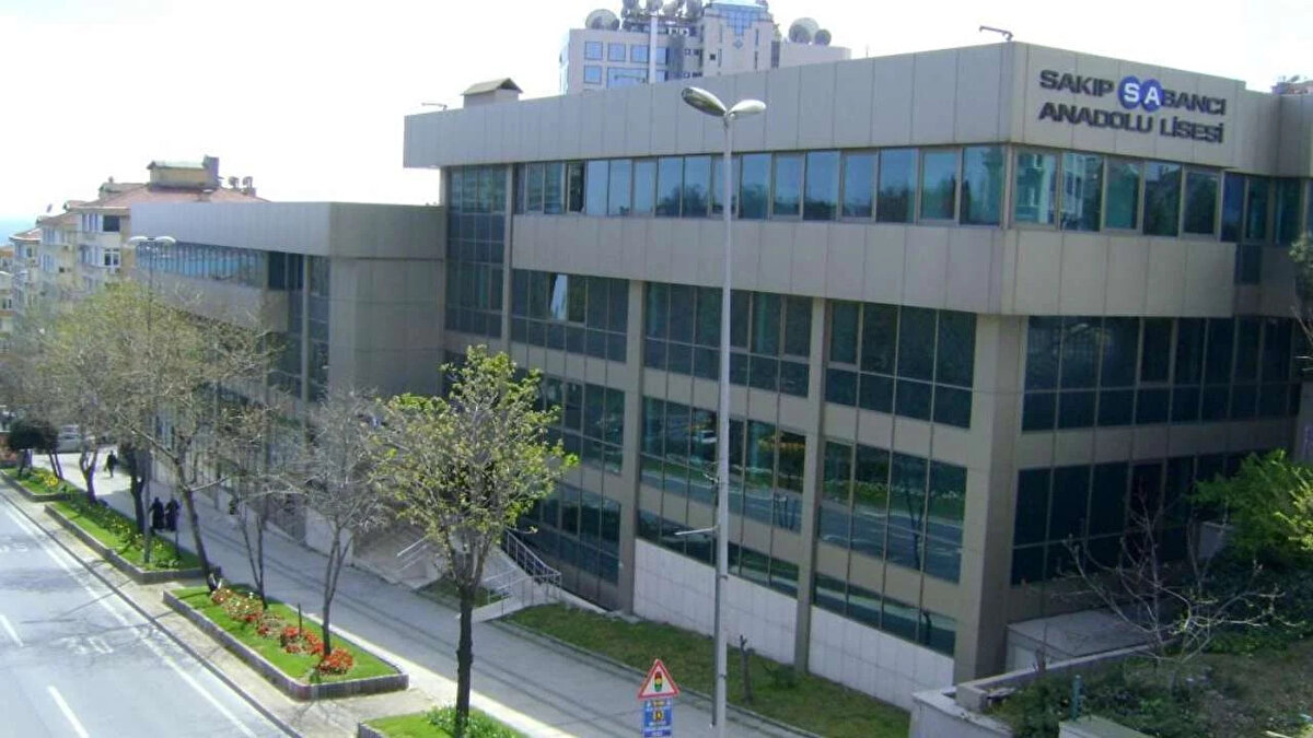 İlk 10’daki diğer liseler ise sırasıyla şöyle: <br>7. Beşiktaş Sakıp Sabancı Anadolu Lisesi – 486 8. Kadıköy Anadolu Lisesi – 485 9. Bornova Anadolu Lisesi – 484 10. Ankara Atatürk Anadolu Lisesi – 481