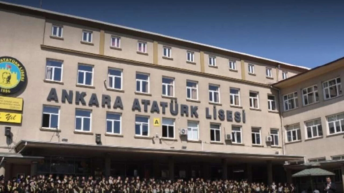 2025 Liselere Geçiş Sistemi (LGS) yerleştirme sonuçlarının açıklanmasıyla birlikte Türkiye genelinde en yüksek puanla öğrenci kabul eden Anadolu liseleri de netleşti. Milyonlarca öğrenciyi ve veliyi yakından ilgilendiren listede, yıllardır ilk sıralarda yer alan köklü okullar bu yıl da zirvedeki yerini korudu.