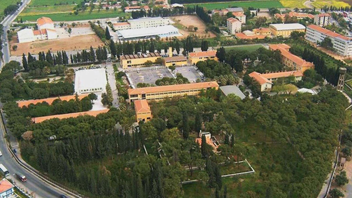 En yüksek taban puanla öğrenci alan ilk üç lise, 500 tam puanla Galatasaray Lisesi, Kabataş Erkek Lisesi ve İstanbul Erkek Lisesi oldu. Bu üç okul, LGS 2025’in liderleri olarak dikkat çekti.