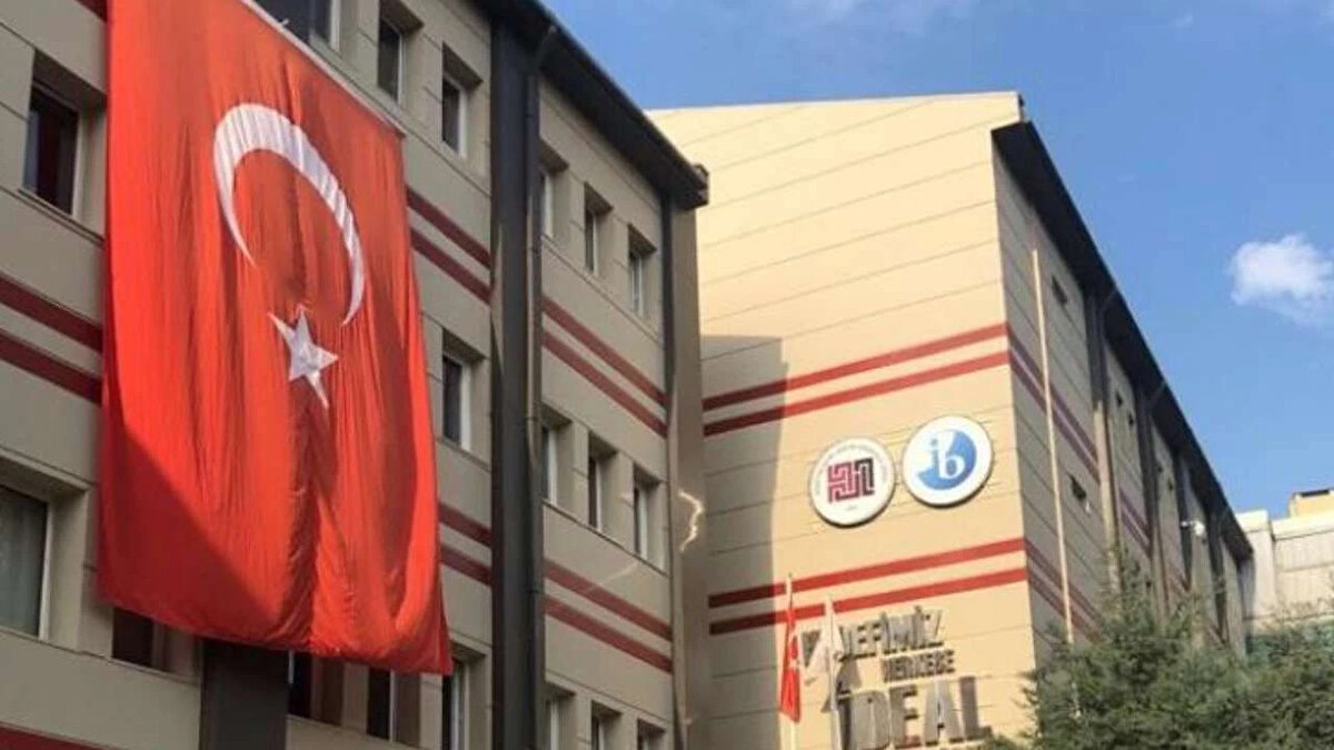 LGS 2025 sonuçlarına göre oluşan bu tablo, öğrencilerin en çok tercih ettiği ve akademik başarılarıyla öne çıkan Anadolu liselerinin hala büyük rağbet gördüğünü gösteriyor. Özellikle İstanbul ve İzmir'deki liselerin öne çıkması ise dikkat çekici.<br>Yüksek puanlı okullara yerleşemeyen öğrenciler için ikinci yerleştirme süreci ve nakil dönemleri önemli fırsatlar sunabilir. Eğitim uzmanları, tercih yapacak öğrencilere başarı sıralamasına ve okul profiline uygun planlama yapmalarını öneriyor.