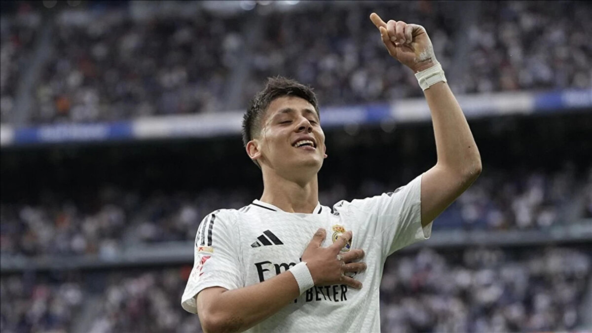 Milli oyuncunun bu değişimindeki en büyük etkenin; bir kondisyoner, bir fizyoterapist ve bir aşçıyla birlikte yaşıyor olması olduğu belirtildi.<br>