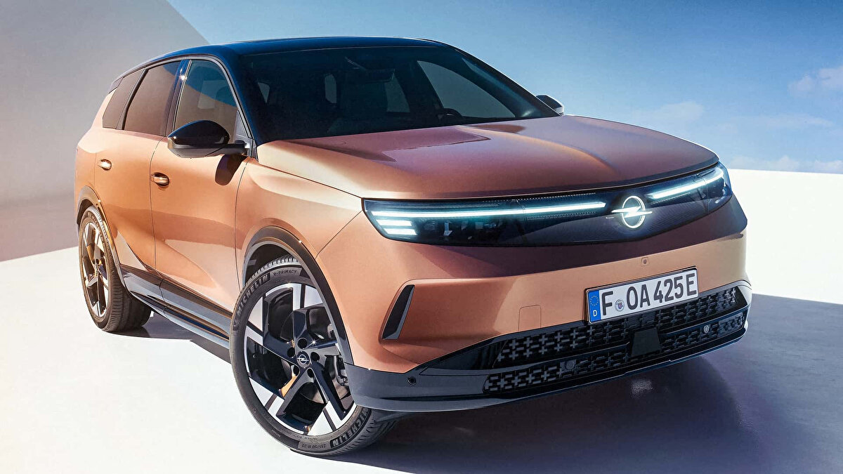 23. Opel Grandland<br>Aylık satış: 739<br>Yıllık satış: 4.899<br>Fiyat aralığı: 2.311.000 TL – 2.622.000 TL