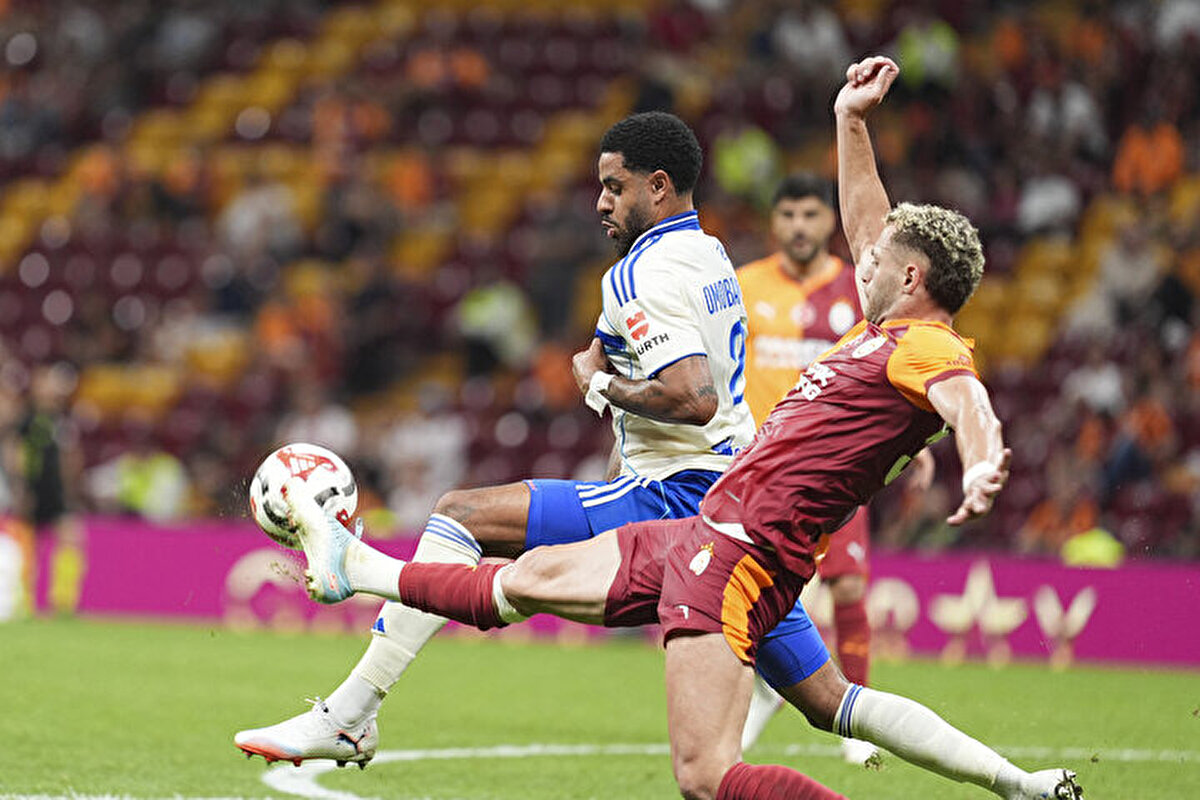 Galatasaray kariyerini, hedeflerini ve milli takım performansını redbull.com'a değerlendiren milli futbolcu, "Galatasaray'da gerçekten benim için unutulmaz dört yıl geride kaldı. Son üç yılda şampiyonluklar yaşadım, kupalar kaldırdım. Gurur verici. Ben hayal kurmayı hiç bırakmadım." dedi.<br>