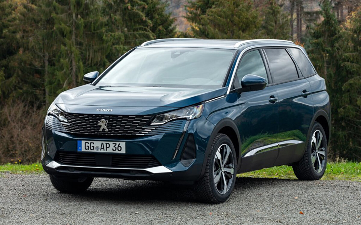 Yeni Peugeot 5008 GT ve E-208 de Kampanyada!<br><br>7 koltuklu oturma düzeni ve 48V hibrit sistemiyle ailelerin tercihi Peugeot 5008 GT, sadece tüzel müşterilere özel 170 bin TL’ye 12 ay %0 faizli kredi desteğiyle dikkat çekiyor.<br><br>Sportif çizgileriyle gençlerin gözdesi haline gelen elektrikli hatchback modeli E-208 ise tüm müşterilere özel olarak 150 bin TL, 12 ay, %0 faizli kredi avantajıyla sunulmakta.