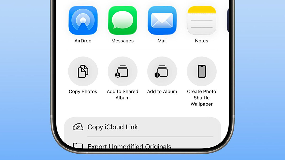 AirDrop Simgesi Yenilendi<br><br>AirDrop’un simgesi de iOS 26 Beta 5 ile birlikte yenilendi. Yeni simgede mavi tonlar daha baskın hâle gelirken, paylaşım ekranında daha modern bir görünüm sunuluyor.