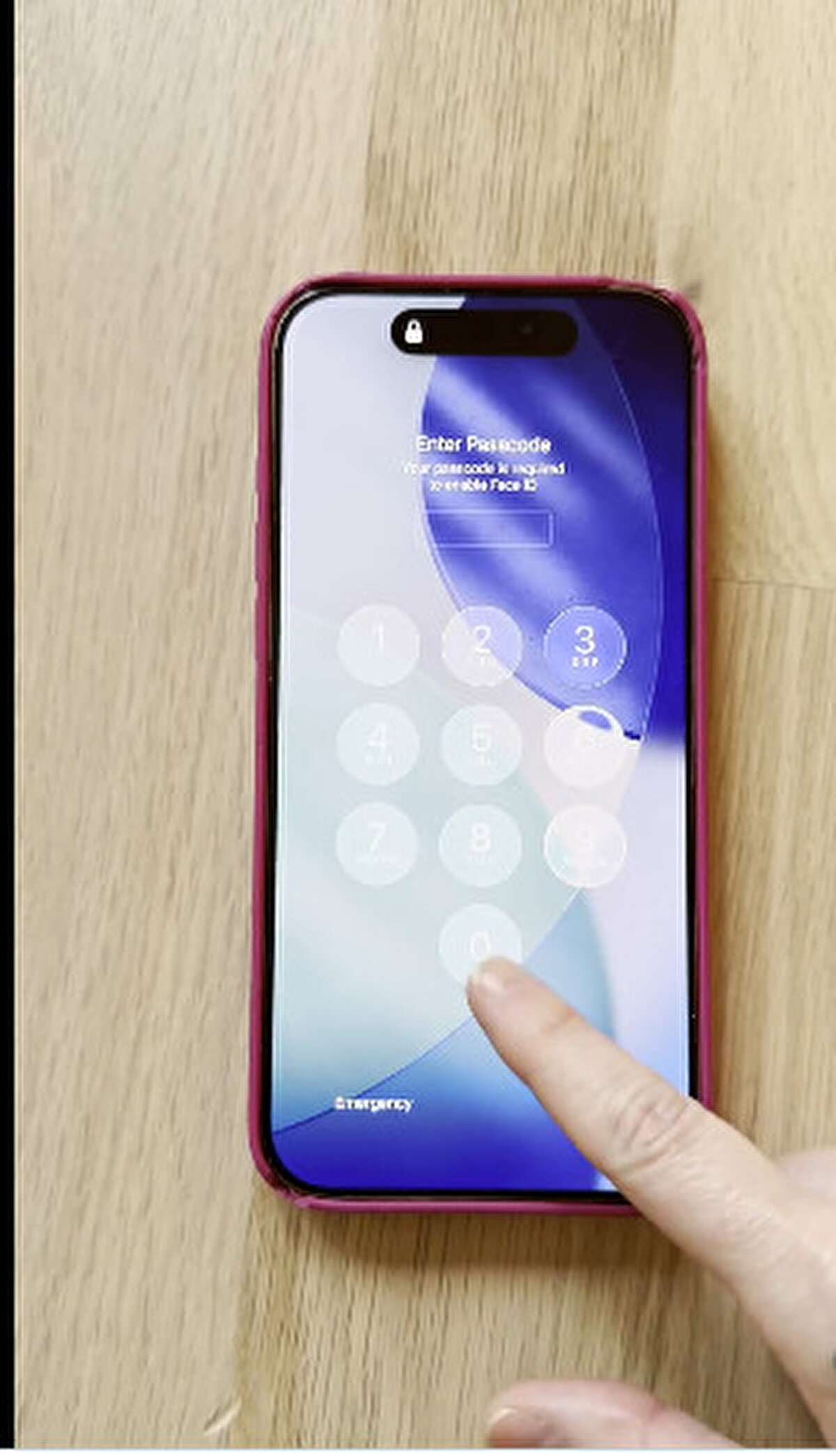 Kilit Ekranına Yeni Animasyon Efekti<br><br>Liquid Glass şeffaf tasarımı sürdüren iOS 26 Beta 5, kilit ekranına dinamik bir dokunuş daha ekledi. Şifre girilen alandaki sayıların açılış sırasında animasyonla hareket ettiği görüldü.
