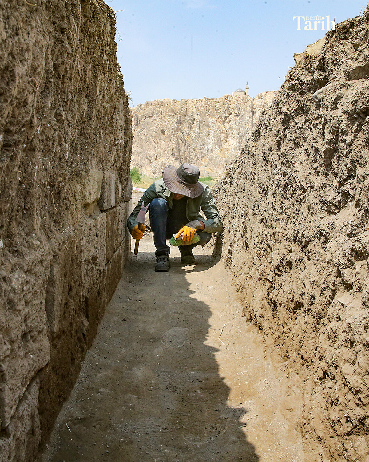 Prof. Dr. Terzioğlu,  Urartu döneminden Osmanlı'nın son dönemine kadar önemli bir yerleşim yeri olarak kullanılan Eski Van Şehri'nin 450 bin metrekarelik bir alanı kapsadığını söyledi.