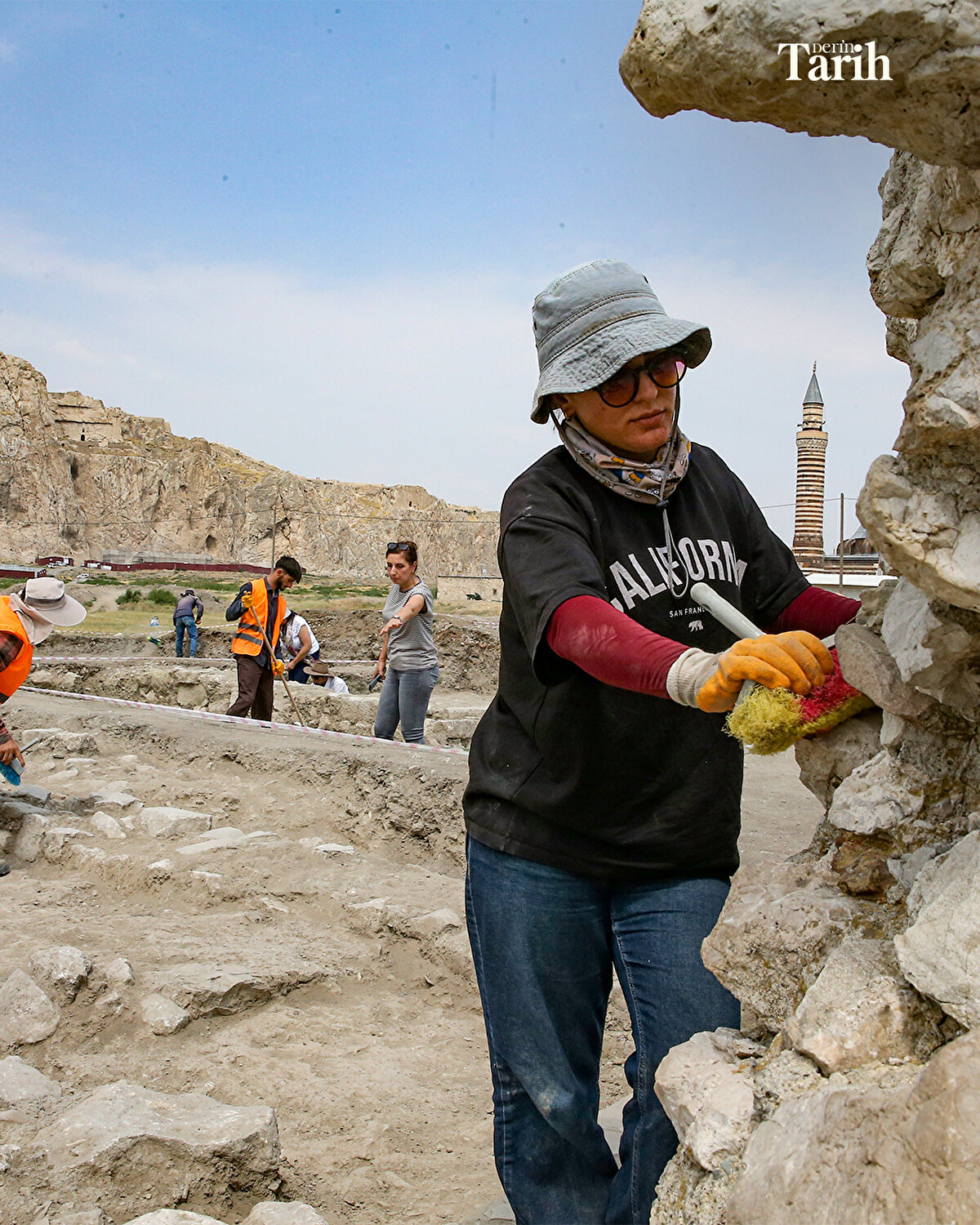 "Kanuni Sultan Süleyman, Van'ı 1548'de fethettikten sonra burada önemli bir imar faaliyeti sürdürülmüş. Kentin bugüne ulaşan fiziki dokusunda Osmanlı'nın çok etkili olduğunu söyleyebiliriz. Osmanlı'nın son dönemlerine doğru burada bazı askeri ve kamu yapılarının inşa edildiğini görüyoruz. Bu yılki çalışmamızı kentin güneybatısında yer alan Osmanlı kışlasına yoğunlaştırdık. Arşiv belgelerinde 1861-1876 yıllarında hüküm süren Sultan Abdülaziz'in askeri anlamda bazı reformlara giriştiği görülüyor. Hem donanmayı hem kara ordularını güçlendirmeye çalışıyor. Bu kapsamda Osmanlı'nın farklı bölgelerinde büyük boyutlarda kışlalar inşa ediliyor. Van da bu bölgelerden biri. Kenti 18. ve 19. yüzyılda belgeleyen görsellerden şehrin neredeyse 10 bin metrekarelik bir alanını kaplayacak şekilde devasa boyutlarda bir kışlanın varlığını biliyorduk. Sultan İkinci Abdülhamid'in Osmanlı coğrafyasındaki tarihi yapıları fotoğraflamaya çalıştığı bir albüm çalışması var. Bu albümde de kışlanın bazı net fotoğrafları var."