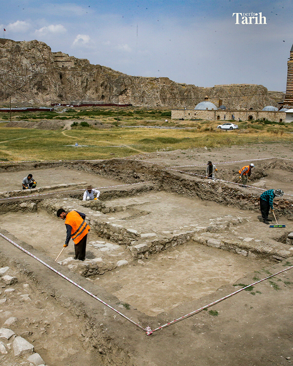 "Tüm bu verilere dayanarak Eski Van Şehri'nin güneybatı burçlarına bitişik alanda çalışmaları yoğunlaştırdıklarını ifade eden Terzioğlu, "Kazı çalışmalarında yaklaşık 40 santimetre derinliğe inildiğinde 35 santimetre yüksekliğinde taş örgülü duvarların sınırlandırdığı bazı mekanlarla karşılaştık. Çalışmamızı biraz ilerlettikten sonra Hüsrevpaşa Külliyesi'ne yakın bir noktada yoğunlaştığımızda daha düzgün kesme taş örgülü duvarların sınırlandırdığı ve kışla kapısına işaret eden bazı bulgulara rastladık. Çalışmalarımızın ilerleyen döneminde Osmanlı'nın burada inşa ettiği büyük boyuttaki kışlanın hem planını hem mimarisini hem de kullanılan askeri teçhizatını biraz daha net biçimde ortaya koyacağız." diye konuştu.