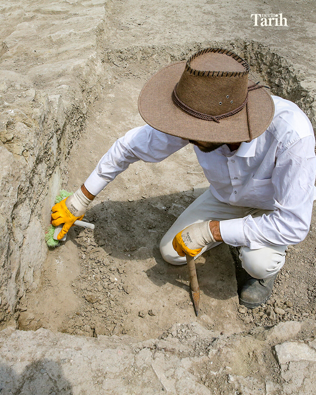 Van'da Osmanlı ve Selçuklu dönemine ait ayakta kalan az sayıda yapının olduğunu belirten Terzioğlu, bunun da büyük oranda 1896-1897 Ermeni ayaklanmaları ve Rus işgali nedeniyle şehrin tahrip edilmesinden kaynaklandığını ifade etti.