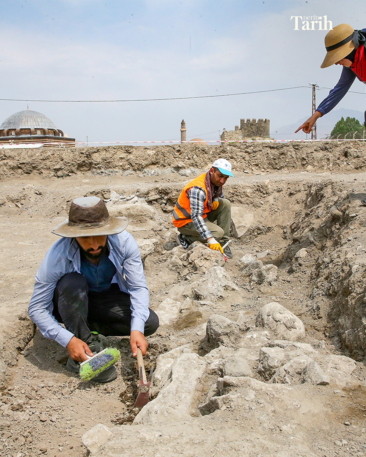 Üç yıldır yürüttükleri kazı çalışmalarında kentin geçmişine dair önemli bulgulara ulaştıklarını anlatan Terzioğlu, şunları kaydetti: