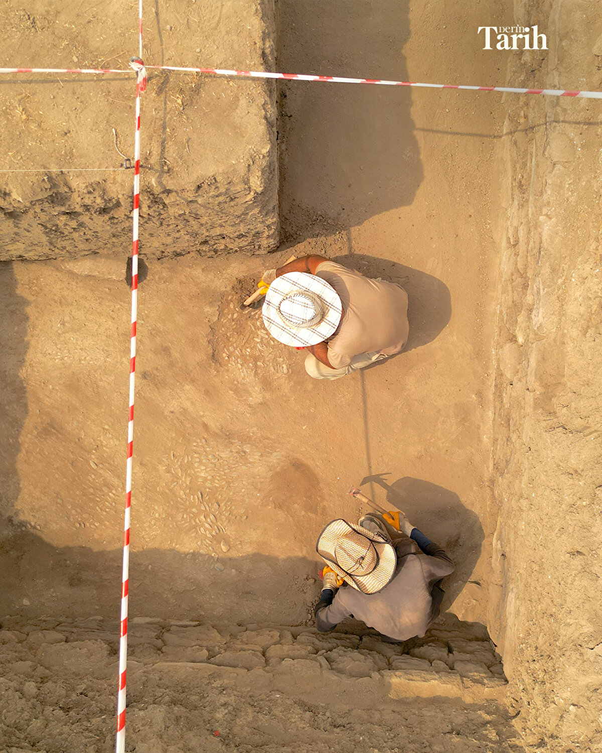 Kazılarda bronz sikkeler, mermi kovanları, tütün lüleleri, sırlı-sırsız Osmanlı seramikleri, farklı nitelikte metal eşyalar, gülle ve şarapneller, yanmış evrak parçaları ortaya çıkardıklarını belirten Terzioğlu, "Tasnifleri yapılarak bakım onarım ve kayıt işlemlerine tabi tutulacak eserleri daha sonra Van Müze Müdürlüğüne teslim ediyoruz. Bunlar çok önemli veriler." dedi.
