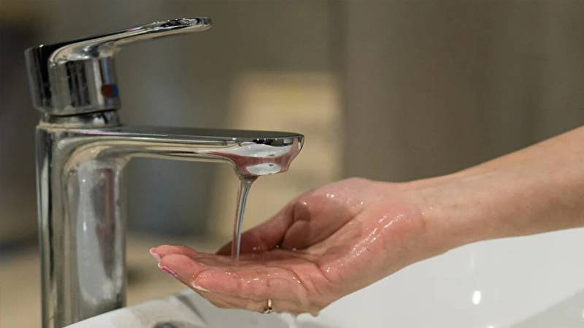 İzmir’de sular ne zaman gelecek sorusu, yaz sıcaklarının etkisini artırdığı bugünlerde planlı su kesintileriyle birlikte gündeme geldi. İzmir Su ve Kanalizasyon İdaresi (İZSU), 6 Ağustos’tan itibaren su tüketiminin yoğun olduğu bölgelerde gece saatlerinde dönüşümlü kesintiler yapılacağını duyurdu. 11 ilçeyi kapsayan bu kesintiler, kademeli olarak 21 Ağustos’a kadar sürecek. Yapılan açıklamaya göre her bölge için farklı günlerde ve saat aralıklarında su kesintileri uygulanacak. Peki, İzmir’de sular hangi gün, saat kaçta kesilecek? Hangi ilçede sular ne zaman geri gelecek? İşte İzmir su kesintisi programının detayları...