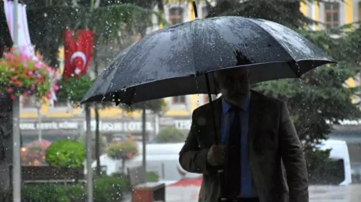 <br><br>İSTANBUL VALİLİĞİNDEN SAĞANAK UYARISI<br><br> <br><br>İstanbul Valiliği, akşam saatlerinden itibaren beklenen aralıklı, gök gürültülü sağanak konusunda vatandaşları uyardı.Valiliğin sosyal medya hesabından yapılan açıklamada, Meteoroloji Genel Müdürlüğünün tahminlerine göre bu akşam saatlerinden itibaren İstanbul genelinde yerel olmak üzere aralıklı sağanak ve gök gürültülü sağanak beklendiği ifade edildi.<br><br><br>​Rüzgarın akşam saatlerinde ve yağış anında zaman zaman kısa süreli fırtına şeklinde esmesinin beklendiği belirtilen açıklamada, çatı uçması, ağaç ve direk devrilmesi ile ulaşımda aksamalar gibi olumsuzluklara karşı dikkatli ve tedbirli olunması istendi.<br><br><br>Öte yandan, Şehir Hatları tarafından yapılan duyuruda da hava muhalefeti sebebiyle seferlerde iptal ve gecikmeler yaşanabileceği kaydedildi.<br>