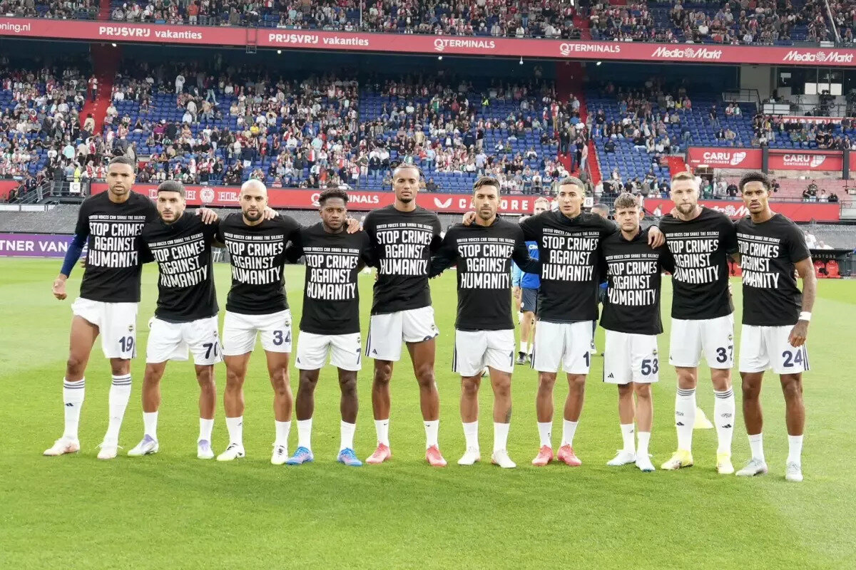 Tişörtte yazan yazının anlamı ne?<br><br><br>Sarı-lacivertliler, karşılaşma öncesi ısınmaya üzerinde "Stop crimes against humanity." (İnsanlığa karşı işlenen suçları durdurun) yazılı tişörtlerle çıktı.