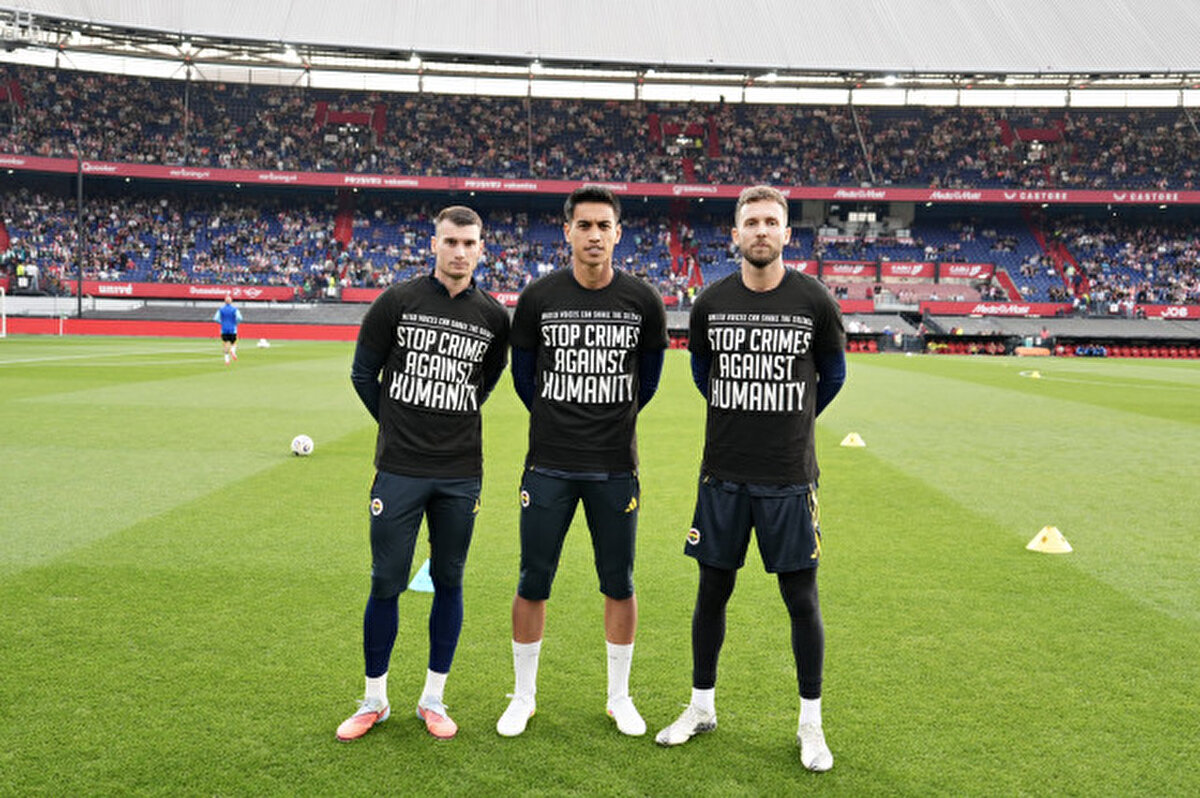 Fenerbahçe, Feyenoord maçı öncesi ısınmaya, "Stop crimes against humanity." tişörtleriyle çıktı. Sarı-lacivertliler, konuyla ilgili bir açıklama yayımlayarak, Bizler sadece forma değil, vicdan taşıyoruz. Yurt dışı maçında ısınmaya siyah tişörtlerle çıkıyoruz: "Stop crimes against humanity." ifadelerini kullandı.<br><br>