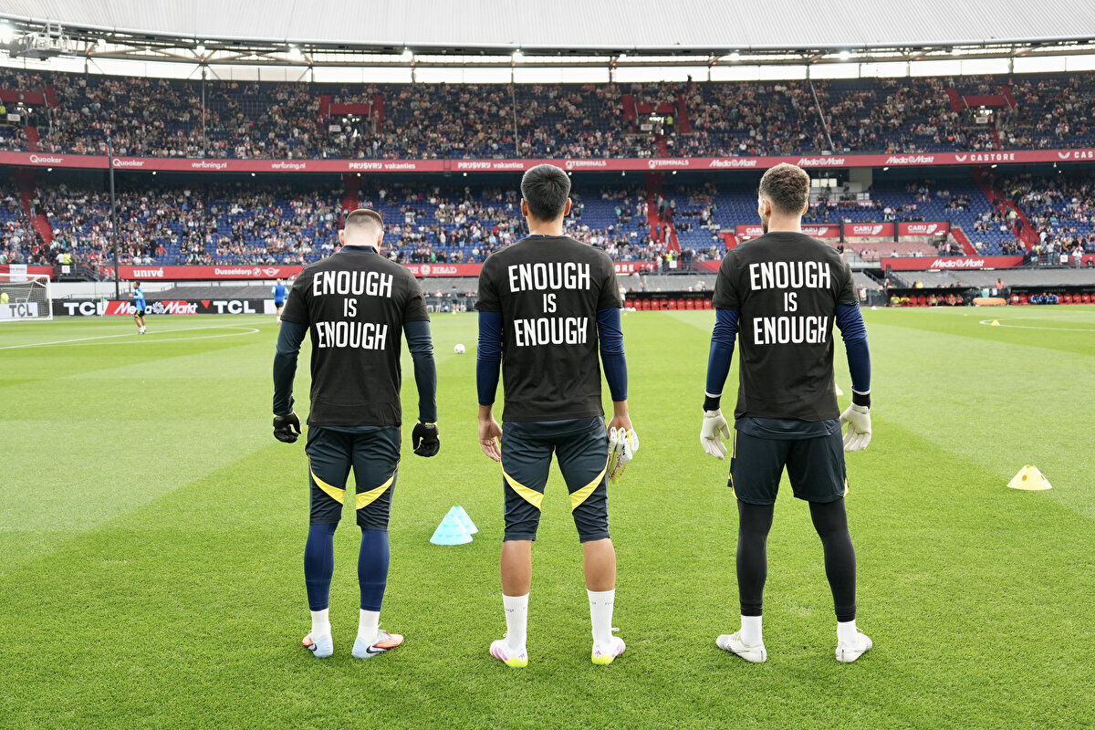 Fenerbahçe'den açıklama geldi<br><br>Fenerbahçe, bahse konu olan tişörtlerle ilgili sosyal medya hesaplarından bir açıklamada da bulundu. Yapılan açıklamada, "Bizler sadece forma değil, vicdan taşıyoruz. Yurt dışı maçında ısınmaya siyah tişörtlerle çıkıyoruz: "Stop crimes against humanity." Susmuyoruz, görmezden gelmiyoruz. İnsanlık nerede yara alıyorsa, orada duruş sergiliyoruz. Çünkü insanlık, sessiz kalınca kaybeder." ifadeleri kullanıldı.<br><br>