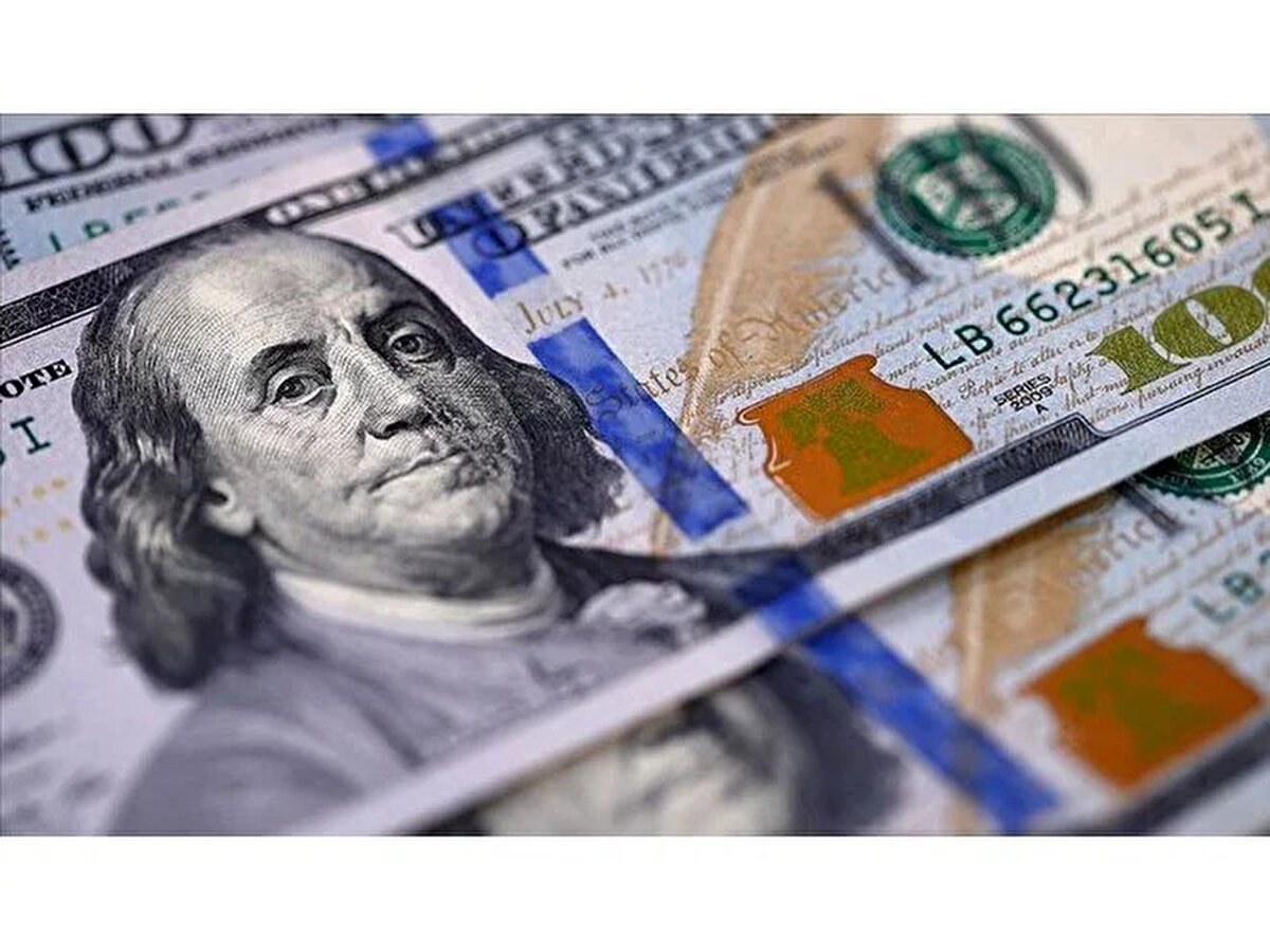 Dolar/TL bugün ne kadar oldu? 6 Ağustos 2025 güncel dolar kuru<br><br>6 Ağustos 2025 sabah saatlerinde dolar/TL kuru 40,68 TL seviyelerinde işlem görerek güne yatay başladı. Gün içerisinde dolar kurunun en düşük 40,65 TL, en yüksek 40,71 TL seviyelerini test ettiği görülüyor.<br><br>Şu sıralar dolar kuru 40,67 TL civarında işlem görüyor. Kurda ani bir oynaklık yaşanmazken, yatırımcılar Fed’in önümüzdeki adımlarını ve Türkiye Cumhuriyet Merkez Bankası'nın (TCMB) para politikası sinyallerini yakından izliyor.