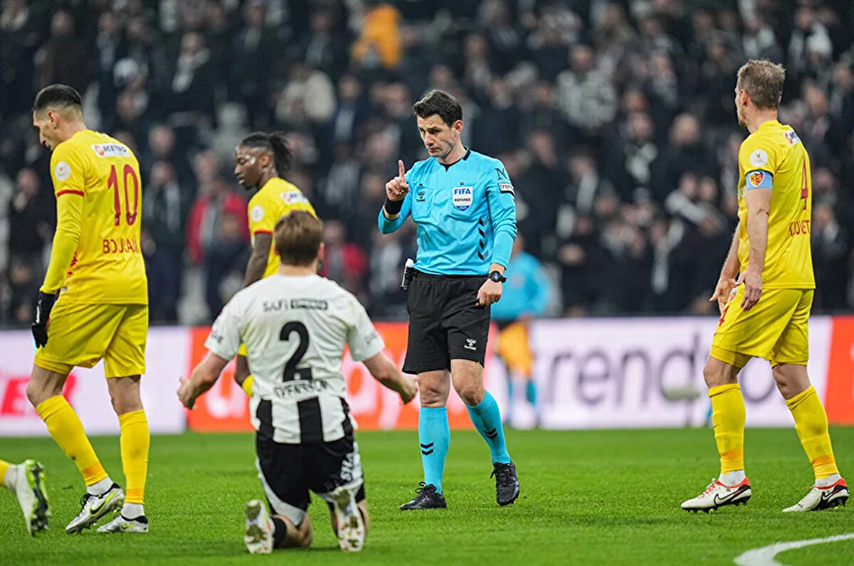 Halil Umut Meler görevinden olabilir<br><br>Öte yandan Ferhat Gündoğdu, Halil Umut Meler'in yarınki fiziksel yeterlilik testini de geçememesi halinde görevine devam edemeyeceğini aktardı.<br>