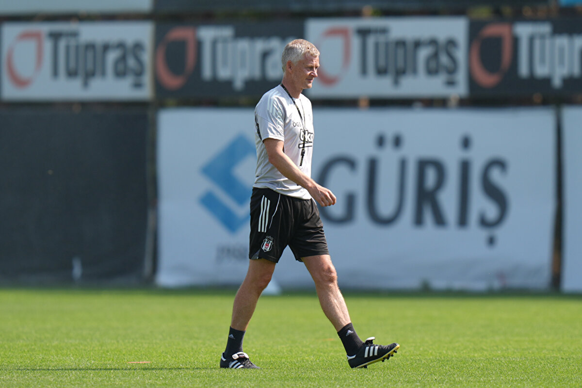 BEŞİKTAŞ'IN ST. PATRICK'S MAÇI KADROSU<br><br>St. Patrick's karşısında galibiyet almak isteyen Beşiktaş'ın İrlanda kafilesinde şu futbolcular yer alıyor:<br><br>Mert Günok, Ersin Destanoğlu, Emre Bilgin, Jonas Svensson, Gabriel Paulista, Necip Uysal, Tayyip Talha Sanuç, David Jurasek, Emirhan Topçu, Tayfur Bingöl, Emrecan Terzi, Demir Ege Tıknaz, Amir Hadziahmetovic, Milot Rashica, Salih Uçan, Orkun Kökçü, Keny Arroyo, Kartal Kayra Yılmaz, Joao Mario, Ernest Muçi, Rafa Silva, Almoatasem Al-Musrati, Tammy Abraham.