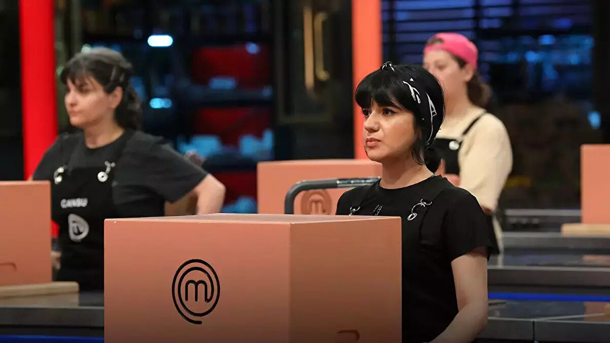 MASTERCHEF’TE İLK ELEME ADAYLARI KİMLER?<br><br>MasterChef Türkiye 2025’te haftanın ilk eleme adayları belli oldu. Kırmızı takımın kazanmasıyla mavi takımın iki ismi, Doğukan ve Elif, eleme potasına girdi. Ayrıca bireysel dokunulmazlığı alamayan ve performansı düşük kalan Murat da eleme adayı oldu.
