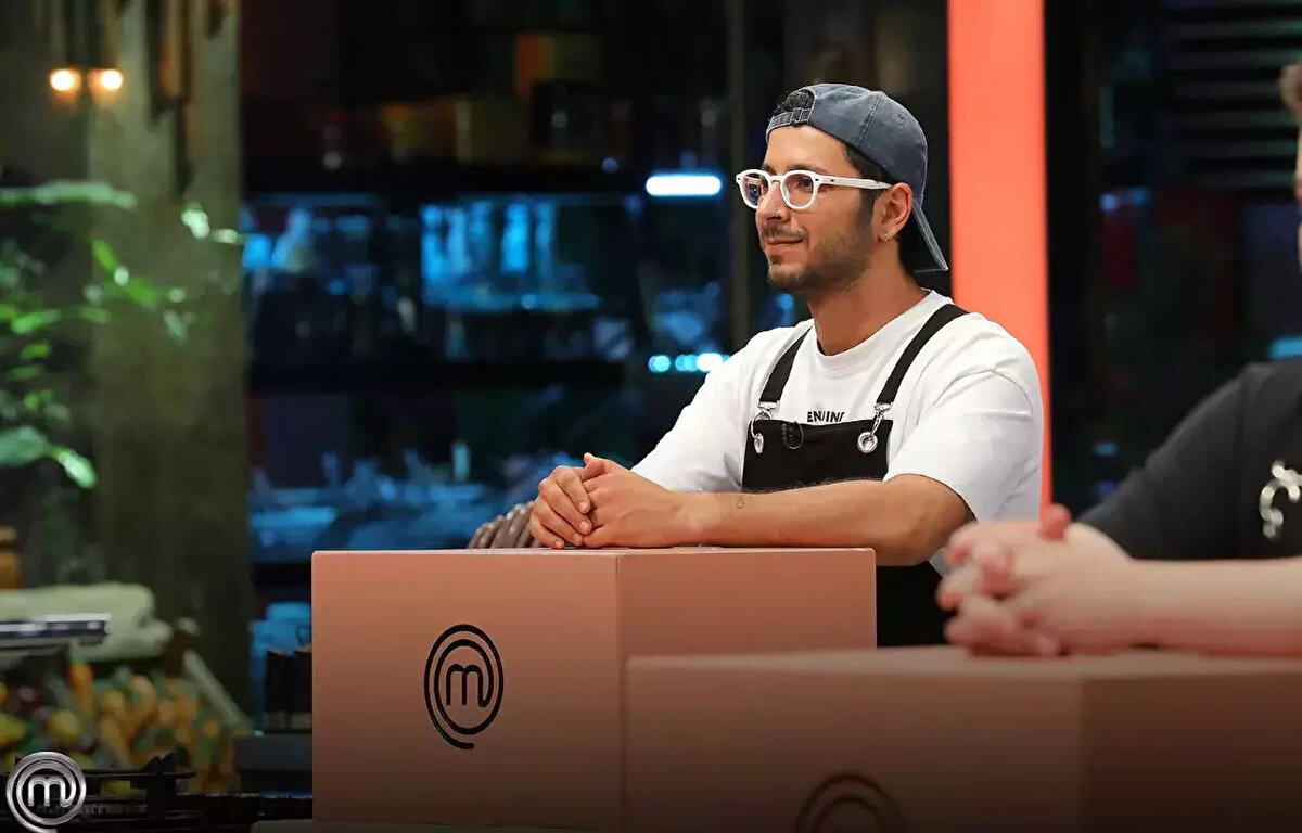 MASTERCHEF’İN İLK BİREYSEL DOKUNULMAZLIK SAHİBİ KİM OLDU?<br><br>Bireysel dokunulmazlık oyununda yarışmacılar yeteneklerini konuşturdu. İlk bireysel dokunulmazlık ödülünü kazanan isim ise Sena oldu. Sena, bu başarıyla eleme riskini geçici olarak bertaraf etti.