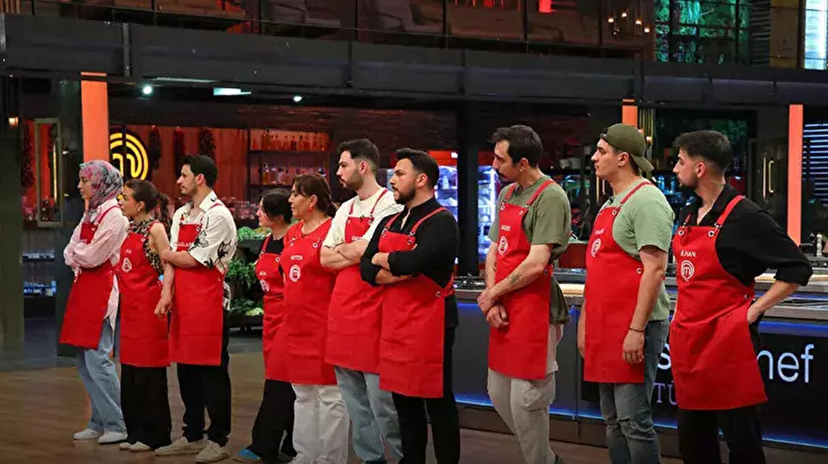 MasterChef Türkiye 2025’te yeni haftanın kaptanları seçildi ve kırmızı ile mavi takım yarışmaya başladı. İlk dokunulmazlık oyunu nefes kesen anlara sahne oldu. Takımlar, büyük avantajı elde etmek için kıyasıya mücadele ederken, bireysel dokunulmazlık oyunu da heyecanı artırdı. MasterChef’te ilk eleme adayları merak konusu oldu.