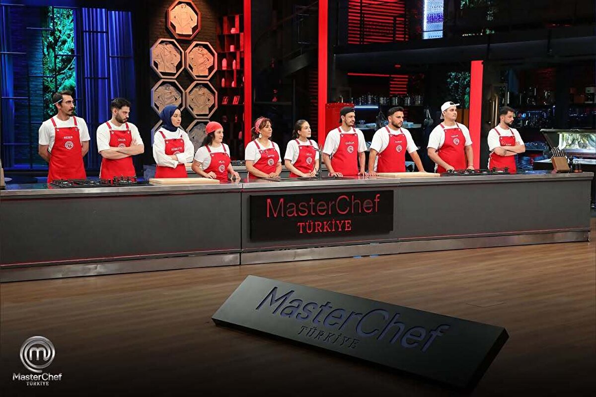 MASTERCHEF’TE İLK DOKUNULMAZLIK OYUNUNU KİM KAZANDI?<br><br>MasterChef Türkiye 2025’in açılış dokunulmazlık mücadelesini kırmızı takım kazanarak büyük avantaj yakaladı. Mavi takım ise eleme potasında yer almak zorunda kaldı.