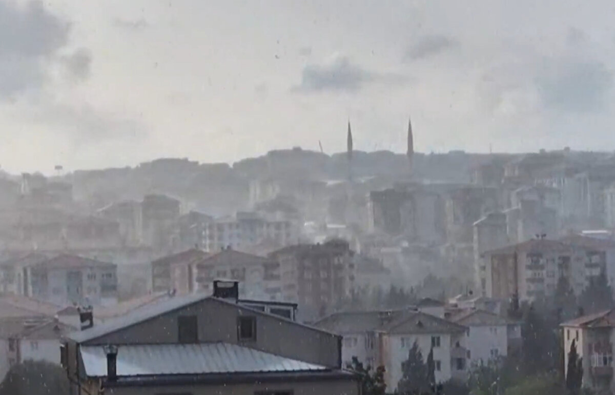 İstanbul sabaha yağışlarla uyandı<br><br>Öte yandan sabah saatlerinden itibaren İstanbul'un birçok bölgesinde sağanak yağış etkili olmaya başladı. Aniden bastıran yağıştan dolayı vatandaşlar zaman zaman zor anlar yaşadı.