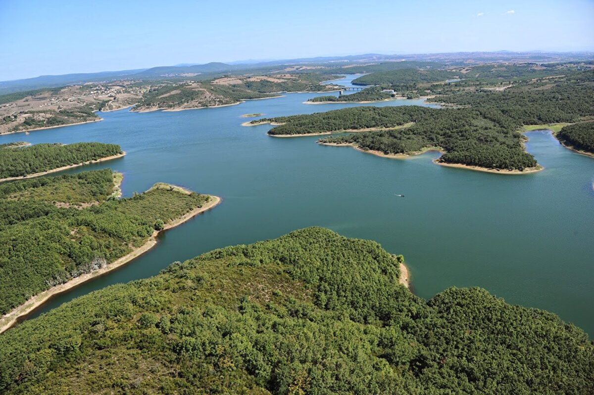Tasarruf çağrısı sürüyor<br><br>Yetkililer, yaz aylarında artan tüketimle birlikte su tasarrufunun büyük önem taşıdığını vurguluyor. Barajların doluluk oranları, İstanbul’un su güvenliği açısından önemli bir gösterge olmaya devam ediyor.