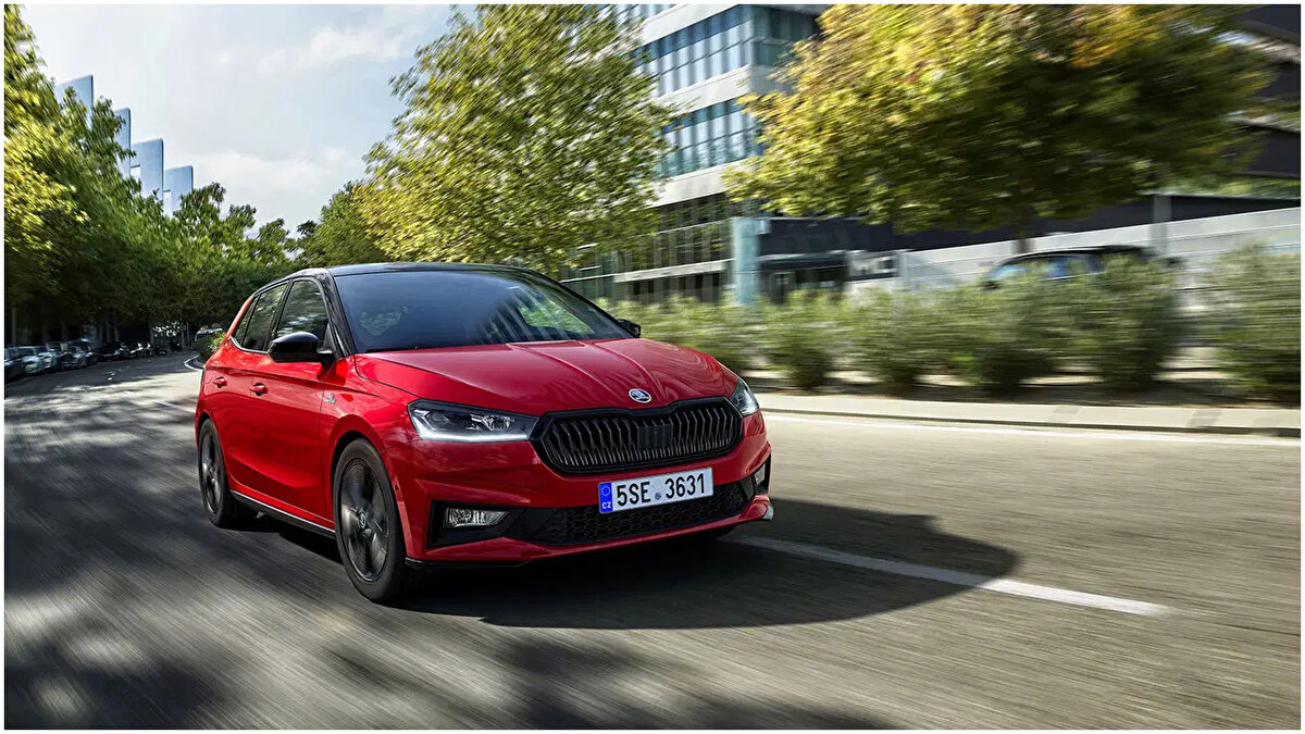 Skoda Fabia: Şehir İçi Konfor ve Tasarruf Artık Daha Uygun<br><br>Kompakt yapısıyla şehir içi kullanıma uygun olan Fabia modellerinde de ÖTV düzenlemesinin etkisi hissediliyor.<br><br>Fabia Premium 1.0 TSI 110 PS modeli, %75 ÖTV oranı ile 1.533.400 TL’ye satışta.<br><br>Fabia Monte Carlo 1.5 TSI ACT 150 PS, spor tasarımı ve güçlü motoruyla öne çıkıyor. Bu modelde 50 bin TL’nin üzerinde indirim uygulanarak fiyatı 1.795.600 TL’ye düştü.<br><br>SUV konforunu kompakt sınıfa taşıyan Yeni Kamiq Premium 1.0 TSI 115 PS DSG ise 1.785.500 TL fiyat etiketiyle dikkat çekiyor.