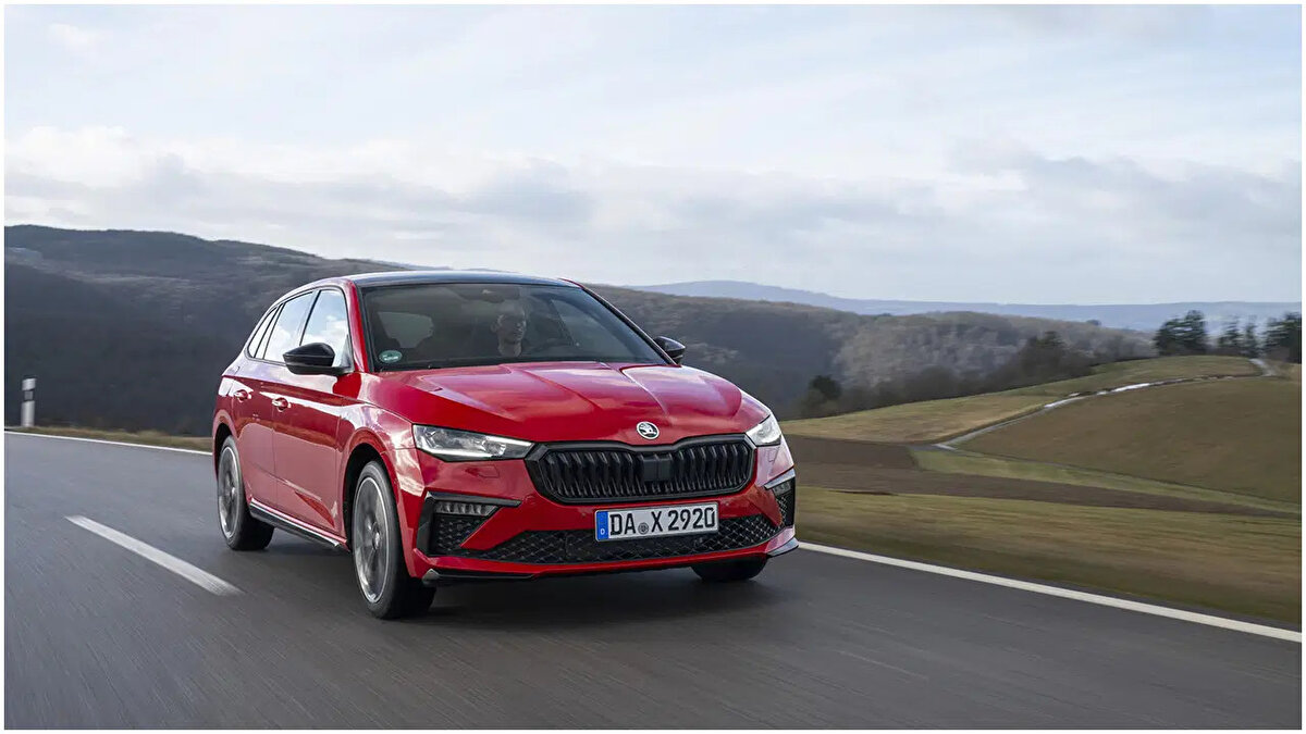 Scala ve Octavia’da Dikkat Çeken Düşüş<br><br>Sportif tasarımı ve iç hacmiyle beğenilen Scala Monte Carlo 1.5 TSI ACT 150 PS DSG, %80 ÖTV oranıyla:<br><br>Önceki fiyatı: 2.124.600 TL<br><br>Yeni fiyatı: 1.957.400 TL<br><br>Markanın en çok tercih edilen modellerinden biri olan Octavia Premium 1.5 eTSI 150 PS DSG ise teknolojik donanımı ve geniş bagaj hacmi ile birlikte 2.711.000 TL’ye geriledi.