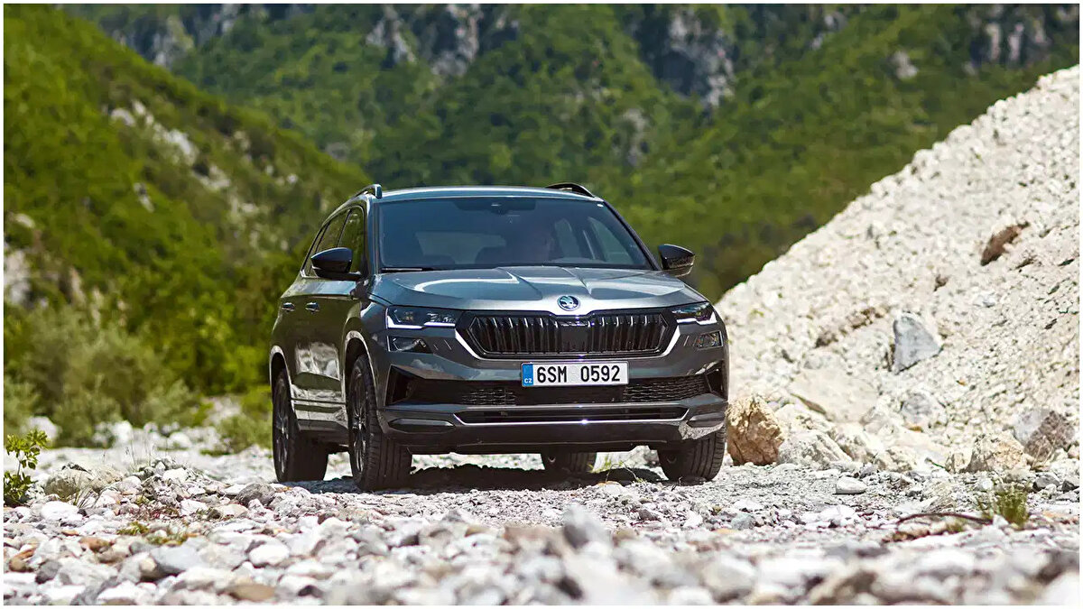 Skoda Karoq: 400 Bin TL’yi Aşan İndirim<br><br>SUV segmentinde yer alan Karoq Premium 1.5 TSI 150 PS DSG, %80 ÖTV dilimi ile satışa sunuluyor.<br>Yeni fiyatı ise tam 2.376.850 TL, yani 400 bin TL’nin üzerinde indirim sağlanmış durumda.