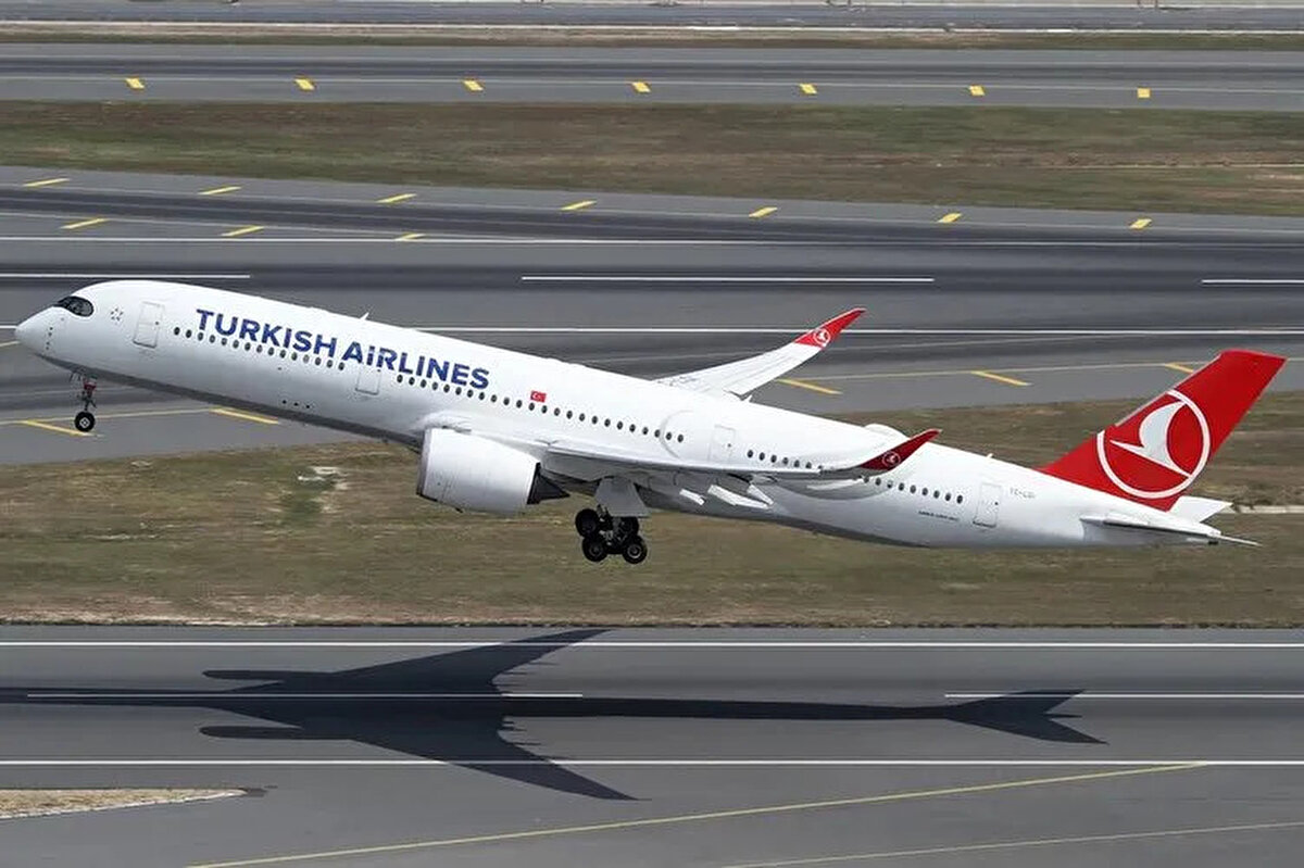 Başvuru Şartları Neler? THY Adaylardan Hangi Nitelikleri Bekliyor?<br><br>THY personel alımı kapsamında her pozisyon için özel kriterler bulunsa da, genel olarak aranan başvuru koşulları şunlardır:<br><br>T.C. vatandaşı olmak veya mavi kart sahibi olmak<br><br>En az lise mezunu olmak (pozisyona göre ön lisans/lisans gerekebilir)<br><br>İyi derecede İngilizce bilgisi (ikinci yabancı dil tercih sebebidir)<br><br>Adli sicil ve arşiv kaydının temiz olması<br><br>Sağlık açısından görevini yapmasına engel durumu bulunmamak<br><br>Vardiyalı ve esnek çalışma saatlerine uyum sağlayabilmek<br><br>Erkek adaylar için askerlik görevini tamamlamış, muaf veya tecilli olmak<br><br>THY veya iştiraklerinden daha önce disiplinsizlik, sağlık ya da devamsızlık gibi nedenlerle çıkarılmamış olmak