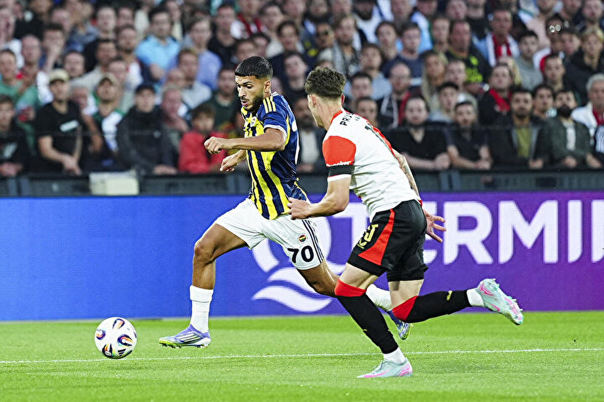 Maçtaki performansı yüzünden eleştirilerin hedef noktasında olan oyuncu, sosyal medyada çok fazla eleştirişmişti.<br><br><br><br>