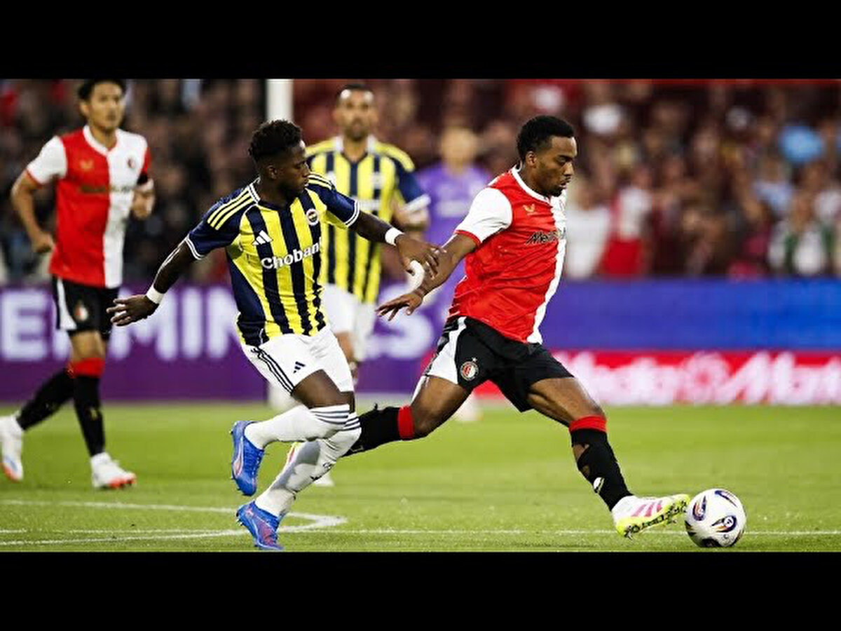 Yeni transferler sahada<br><br><br>UEFA Şampiyonlar Ligi 3. eleme turu ilk maçında Hollanda'nın Feyenoord ekibiyle deplasmanda karşılaşan Fenerbahçe'de yeni transfer Archie Brown ilk 11'de sahaya çıktı.<br> <br>Fenerbahçe Teknik Direktörü Jose Mourinho, De Kuip Stadı'daki müsabakada yeni transferler Nelson Semedo ve Jhon Duran'ı kulübede oturttu.<br> <br>Geçen sezonun ikinci yarısında Fenerbahçe forması giyen ve geçen hafta bonservisi alınan Milan Skriniar da Hollanda deplasmanında ilk 11'de yer aldı.<br> <br>Jose Mourinho, Feyenoord karşısında kalede İrfan Can Eğribayat'a şans verirken savunma dörtlüsünü Mert Müldür, Milan Skriniar, Jayden Oosterwolde ve Archie Brown oluşturdu. Sofyan Amrabat, Fred'in önünde Sebastian Szymanski, İrfan Can Kahveci ve Oğuz Aydın sahaya çıkarken, forvette ise Youssef En-Nesyri yer aldı.<br> <br>Sarı-lacivertlilerde Dominik Livakovic, Tarık Çetin, Çağlar Söyüncü, Nelson Semedo, Yusuf Akçiçek, Alexander Djiku, Levent Mercan, Yiğit Efe Demir, Bartuğ Elmaz, Jhon Duran ve Cenk Tosun ise müsabakaya kulübede başlayan isimler oldu.<br> 